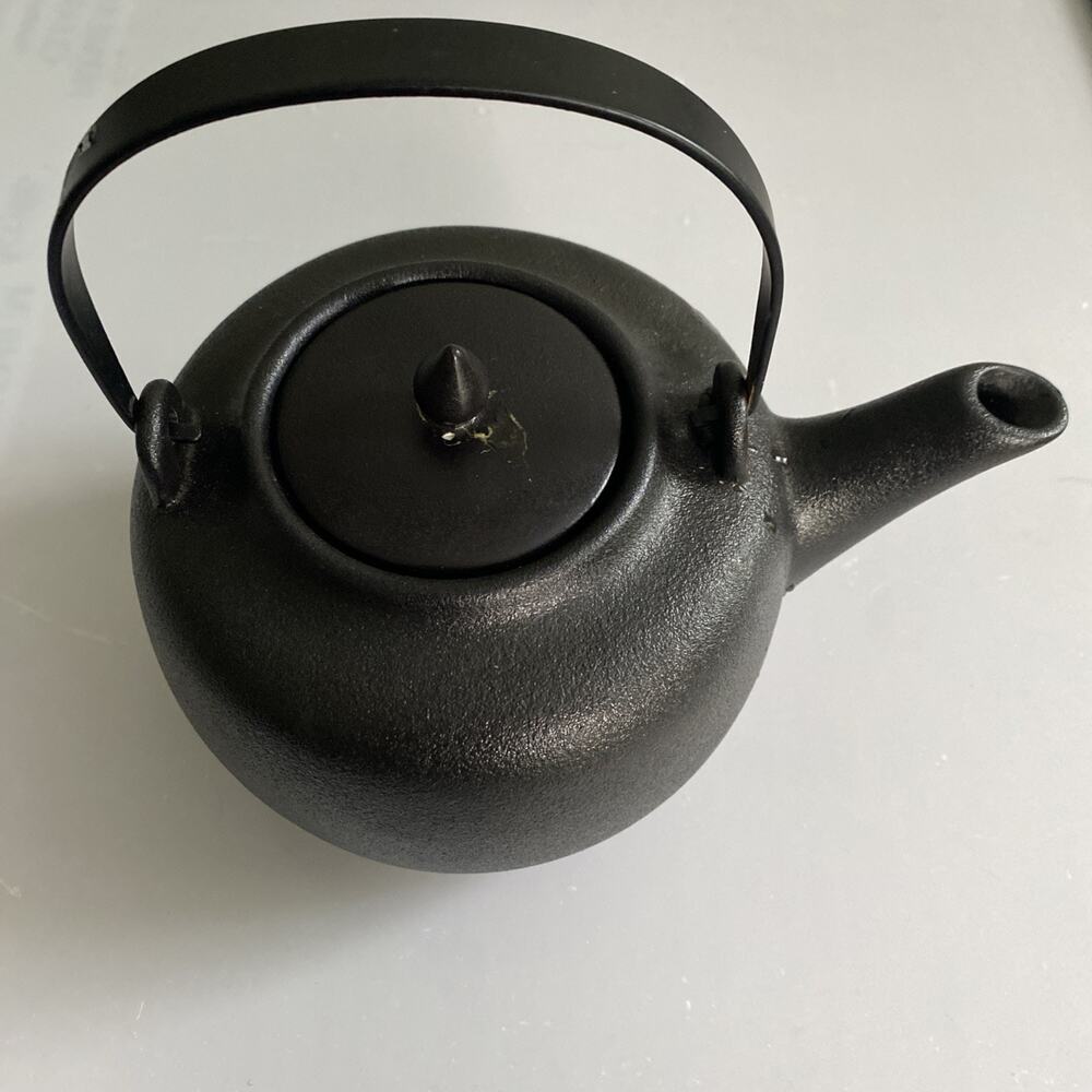 Small Cast Iron Tea Pot. Pre-owned. Never Used. Boston Warehouse. 32 Oz.